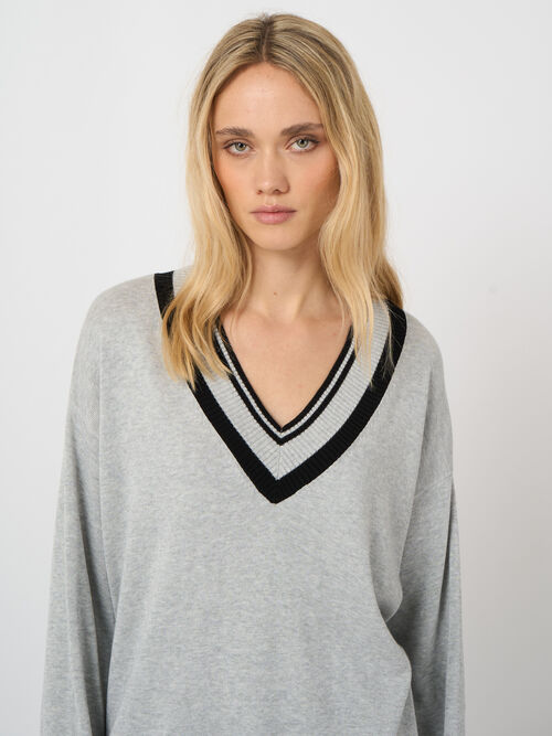 Pull col V en coton-viscose &agrave; finitions contrast&eacute;es
