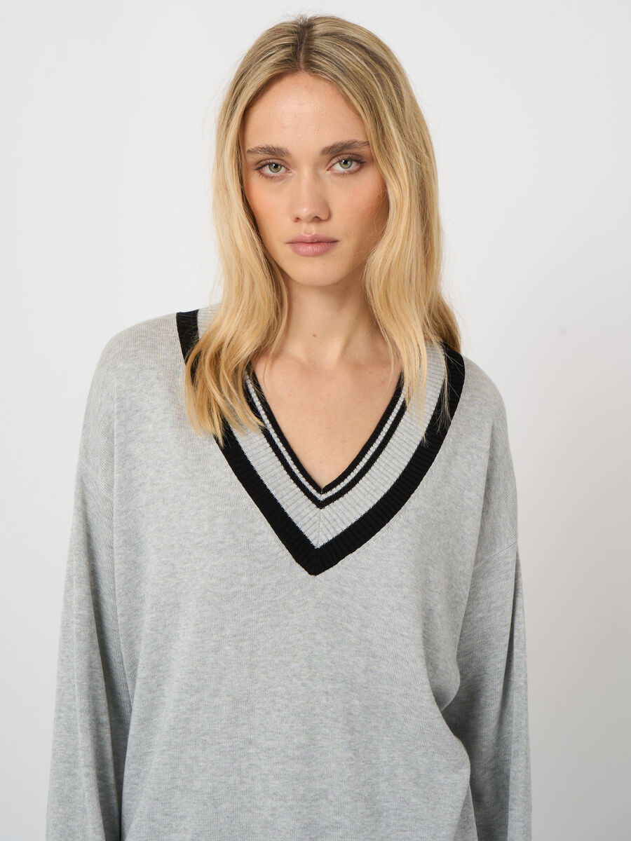 Pull col V en coton-viscose &agrave; finitions contrast&eacute;es image number 1