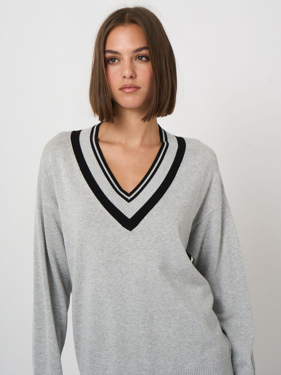 Pull col V en coton-viscose &agrave; finitions contrast&eacute;es image number 1