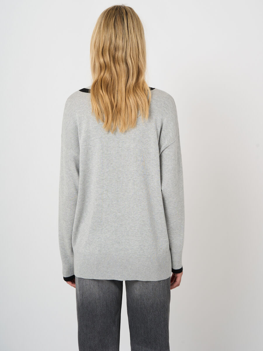 Pull col V en coton-viscose &agrave; finitions contrast&eacute;es image number 3