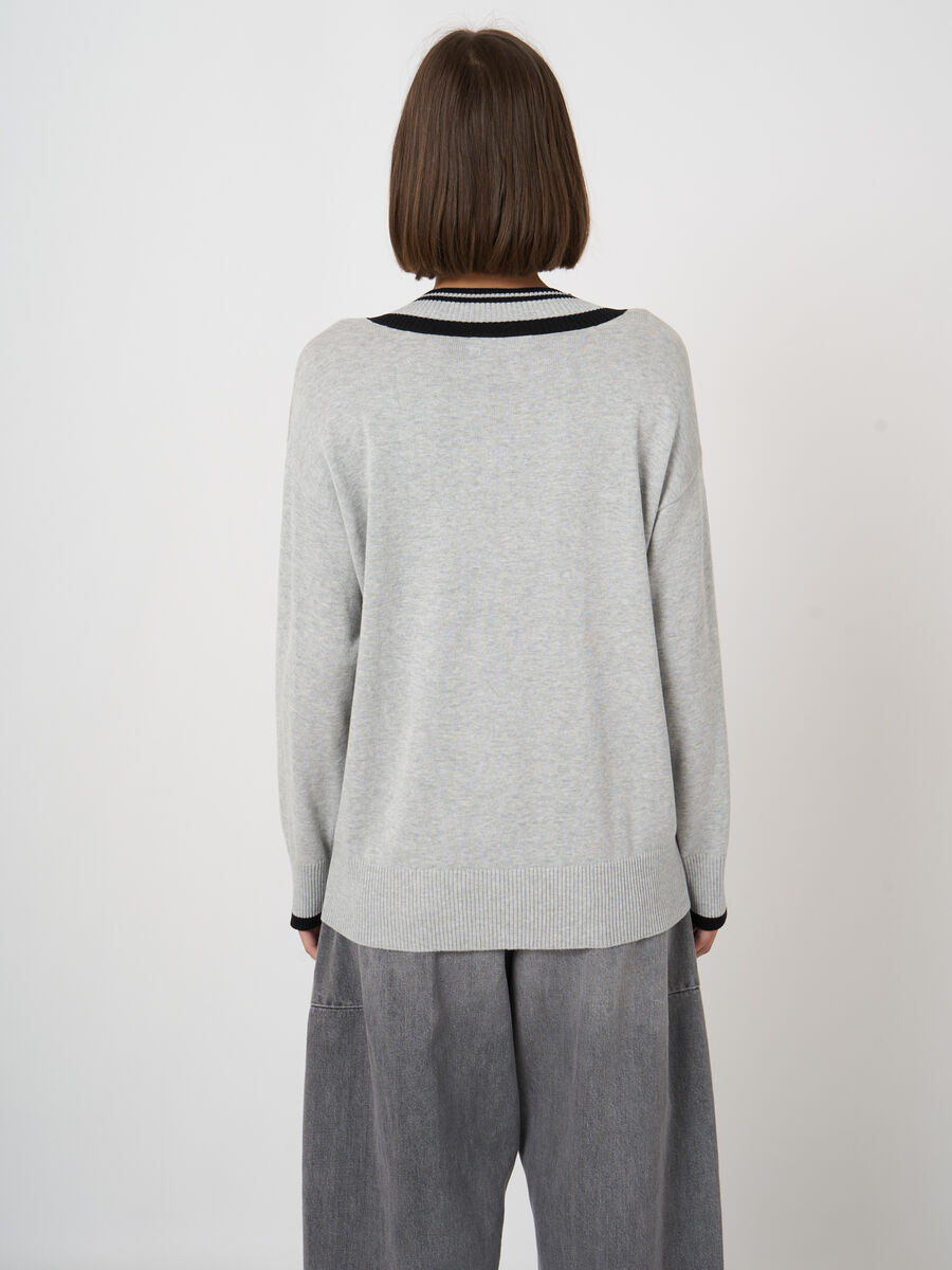 Pull col V en coton-viscose &agrave; finitions contrast&eacute;es image number 3