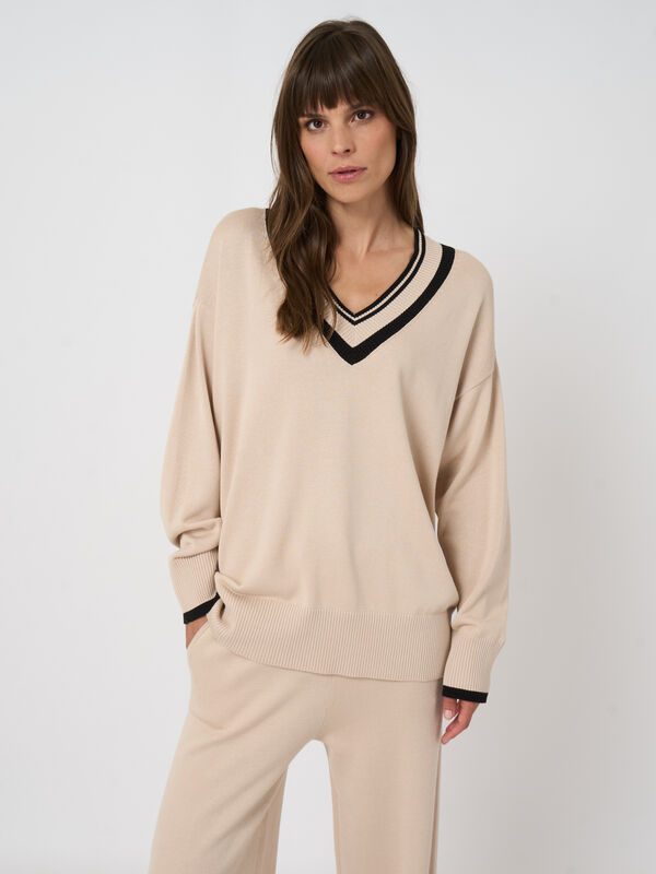 V-hals trui van katoen-viscose met contrastnaden image number 0