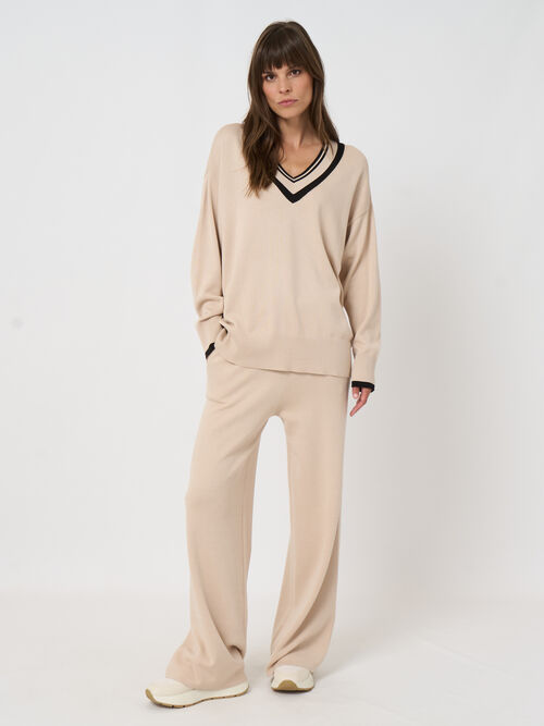 Pull col V en coton-viscose &agrave; finitions contrast&eacute;es