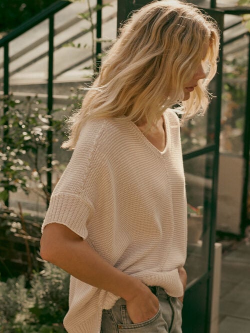 Poncho en maille de coton &agrave; col V