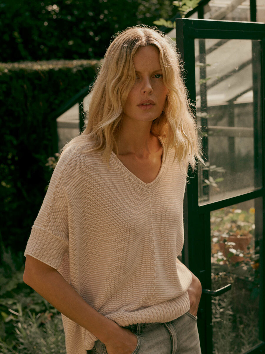 Poncho en maille de coton &agrave; col V image number 2