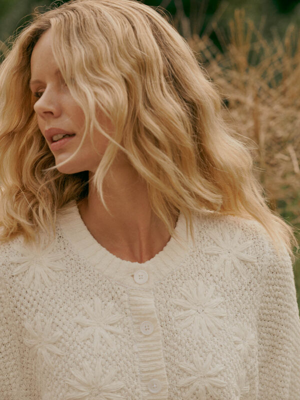 Kurzer Baumwoll-Cardigan mit Slub-Struktur & Blumenstickerei image number 0