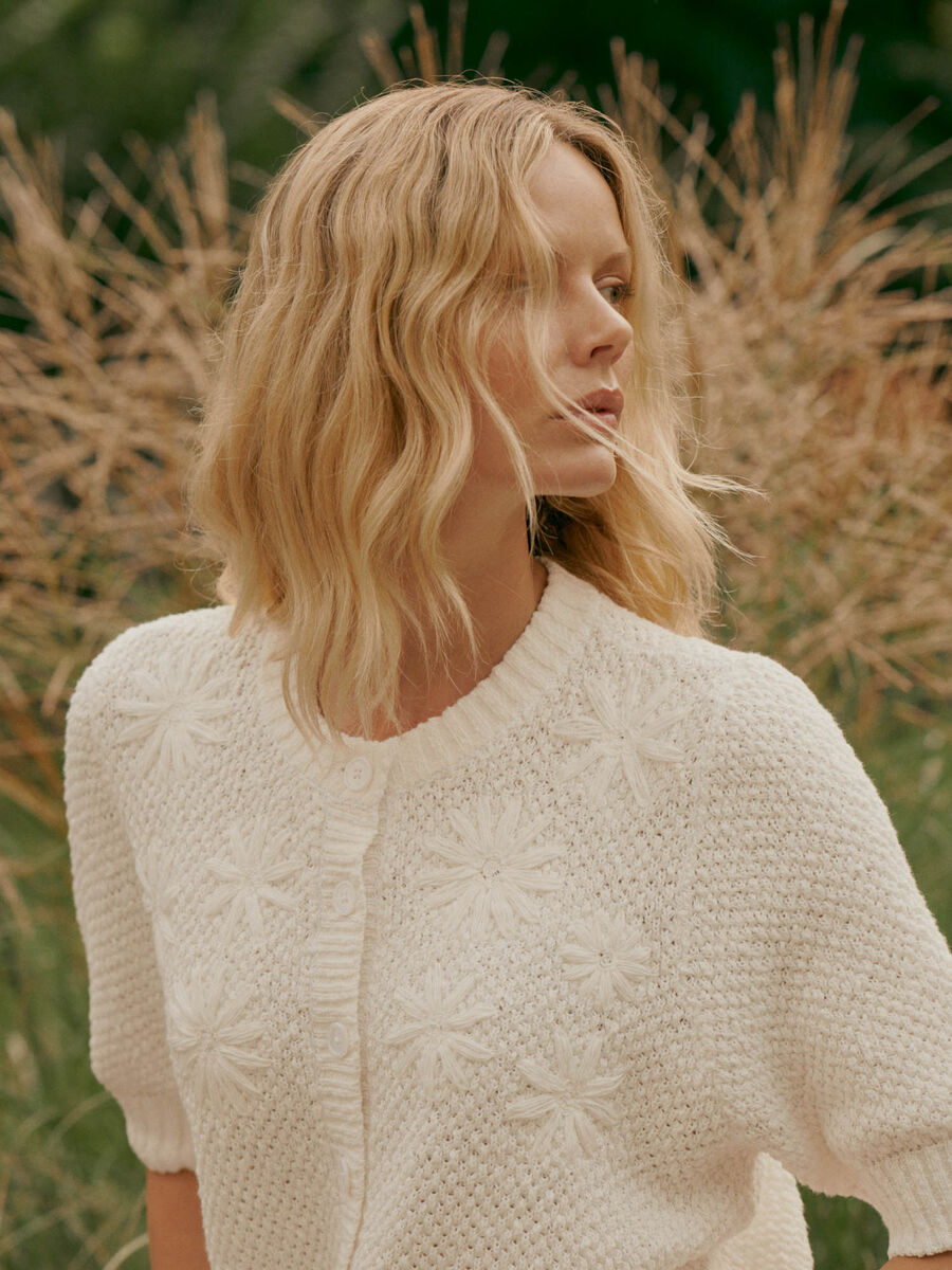 Gilet court en coton textur&eacute; &agrave; fleurs brod&eacute;es image number 1