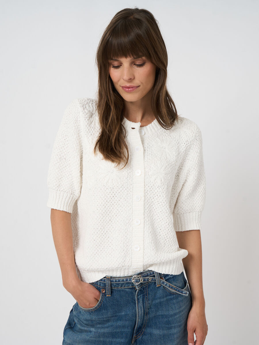 Gilet court en coton textur&eacute; &agrave; fleurs brod&eacute;es image number 3