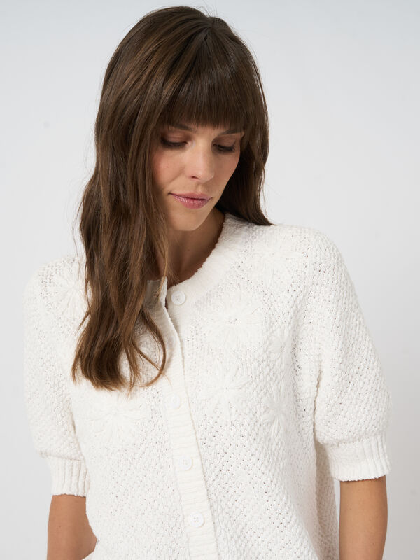 Kurzer Baumwoll-Cardigan mit Slub-Struktur & Blumenstickerei image number 4