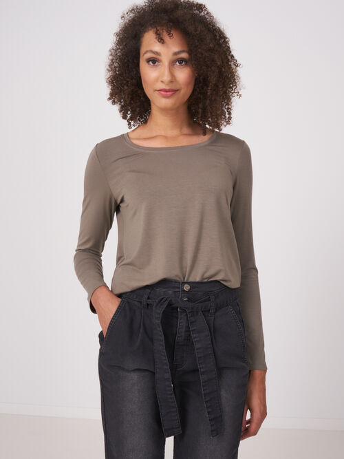 Basic women's long-sleeved top