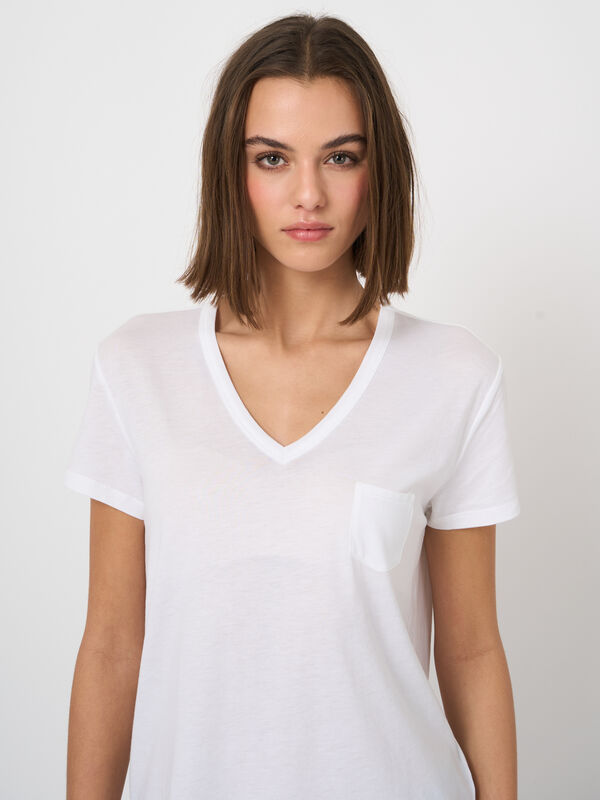 Lyocell&ndash;cotton blend  v-neck t-shirt with chest pocket image number 0