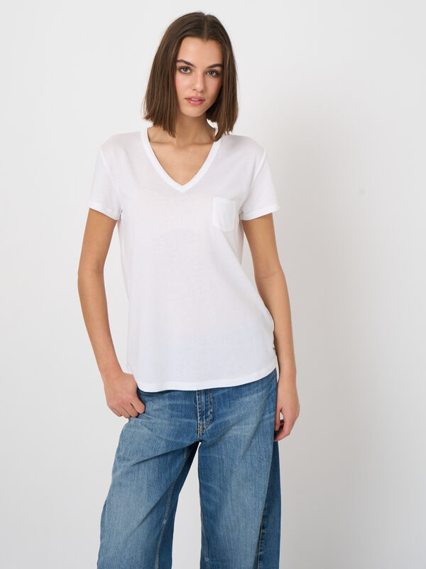 Lyocell&ndash;cotton blend  v-neck t-shirt with chest pocket image number 2