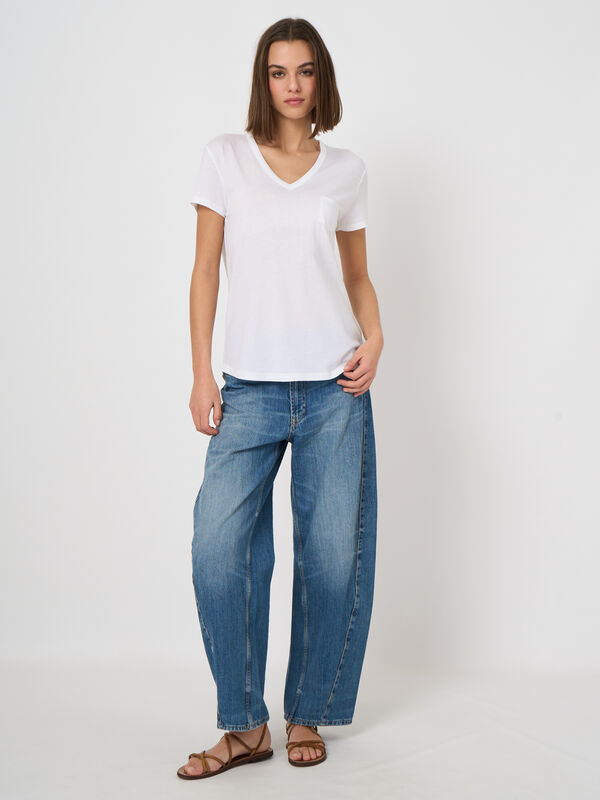 Lyocell&ndash;cotton blend  v-neck t-shirt with chest pocket image number 3