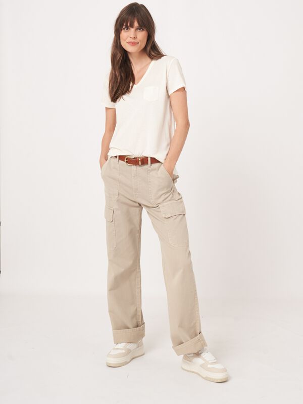 Basic dames T-shirt met V-hals en borstzak image number 4