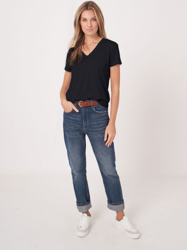 T-shirt basique pour femme à col en V et poche poitrine image number 3