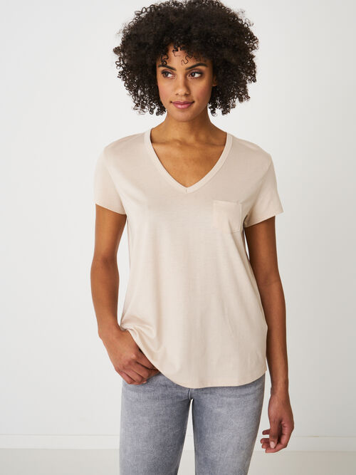 Basic dames T-shirt met V-hals en borstzak