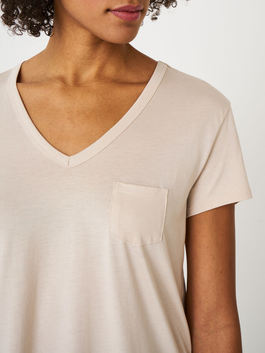 T-shirt basique pour femme à col en V et poche poitrine image number 2