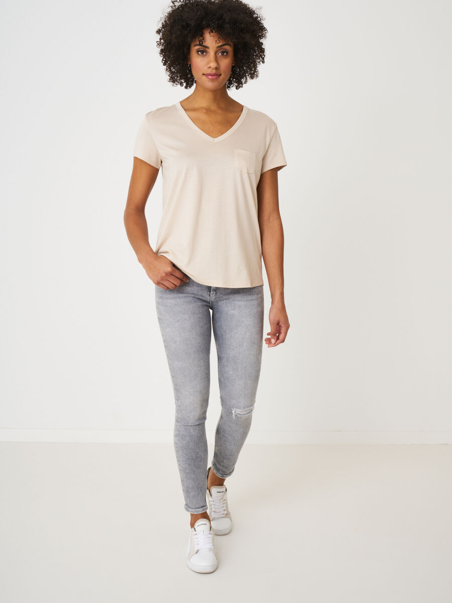 T-shirt basique pour femme à col en V et poche poitrine image number 3