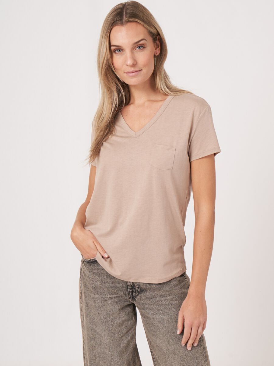 Basic dames T-shirt met V-hals en borstzak image number 0