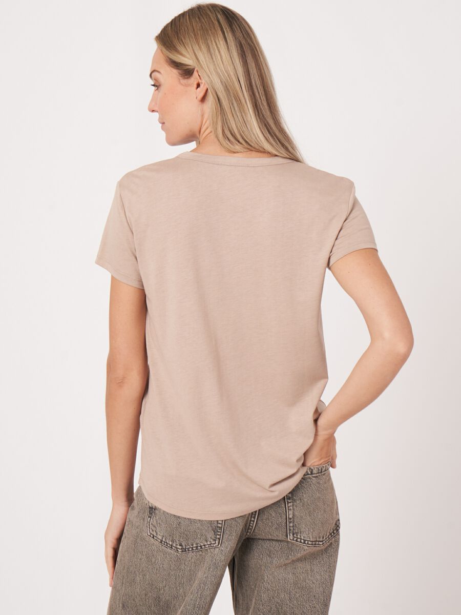 Lyocell&ndash;cotton blend  v-neck t-shirt with chest pocket image number 1