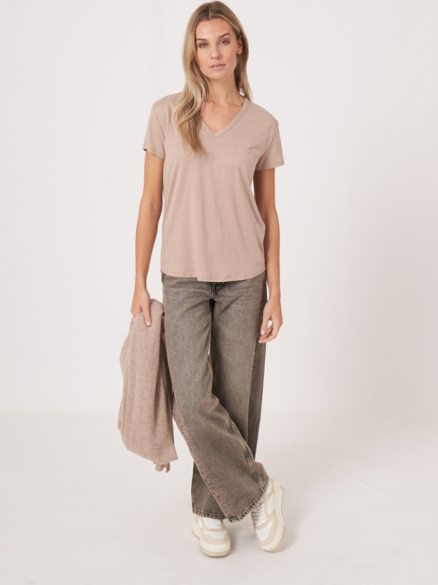 Lyocell&ndash;cotton blend  v-neck t-shirt with chest pocket image number 4
