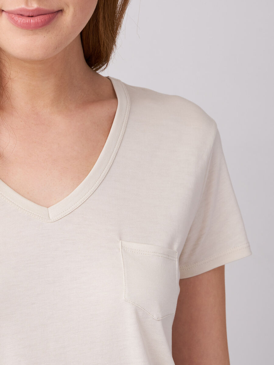 Lyocell&ndash;cotton blend  v-neck t-shirt with chest pocket image number 2