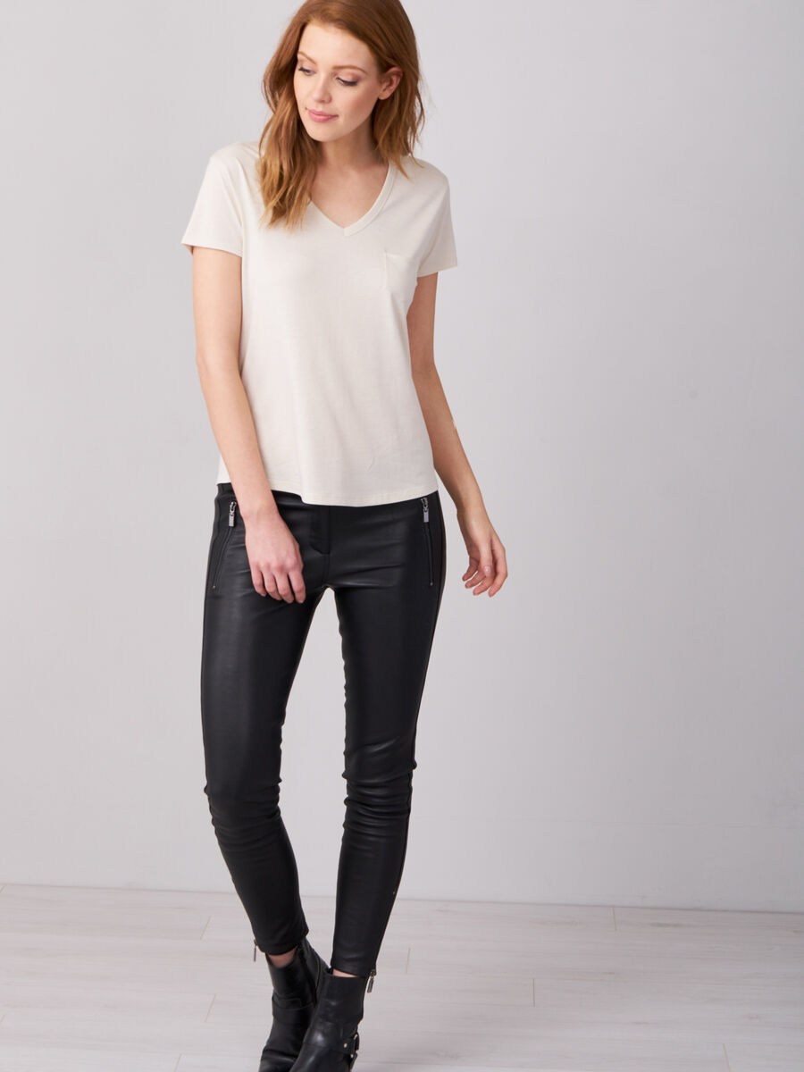 Lyocell&ndash;cotton blend  v-neck t-shirt with chest pocket image number 3