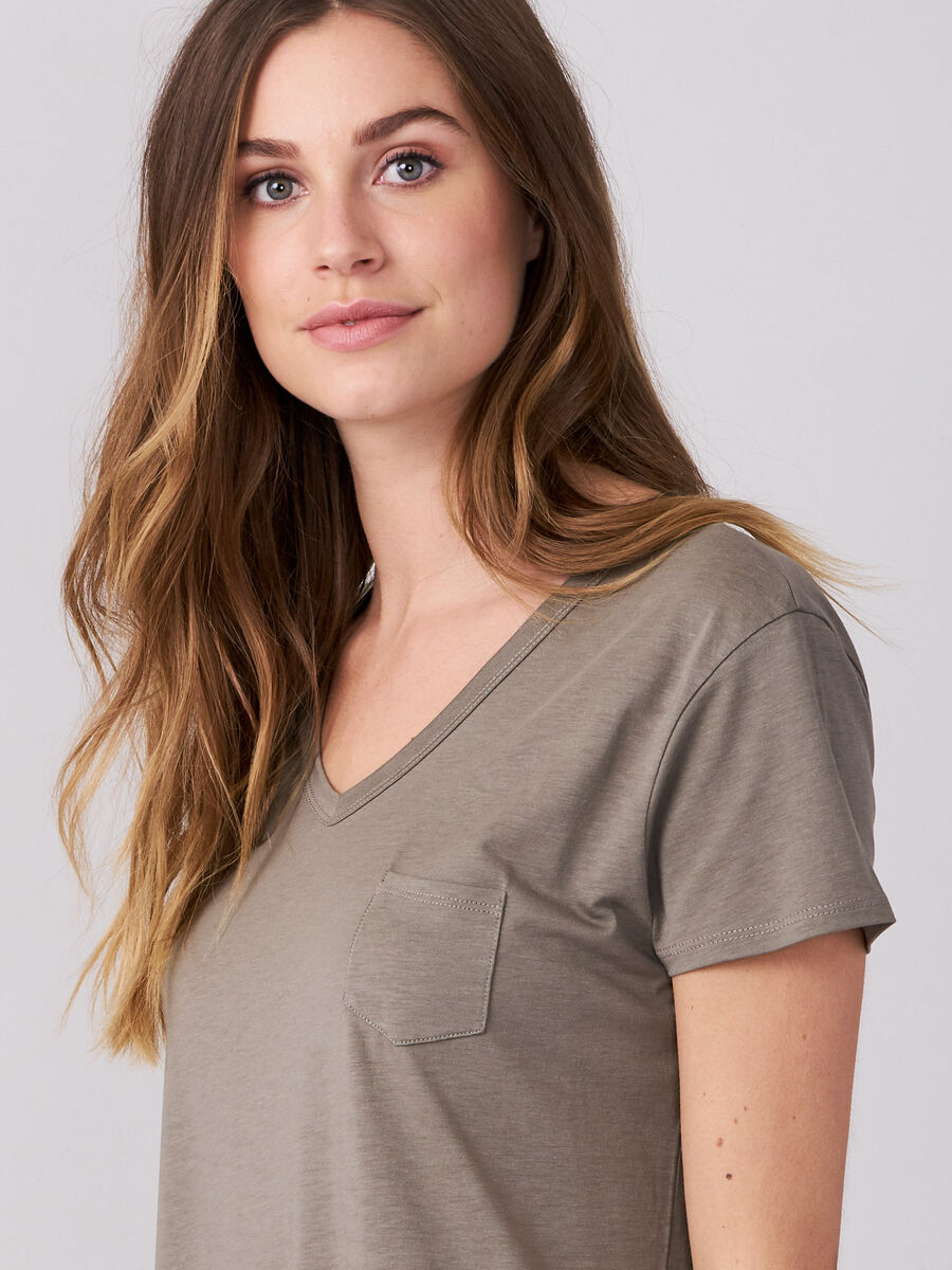 Lyocell-Baumwollmix T-Shirt, V-Ausschnitt & Brusttasche image number 1