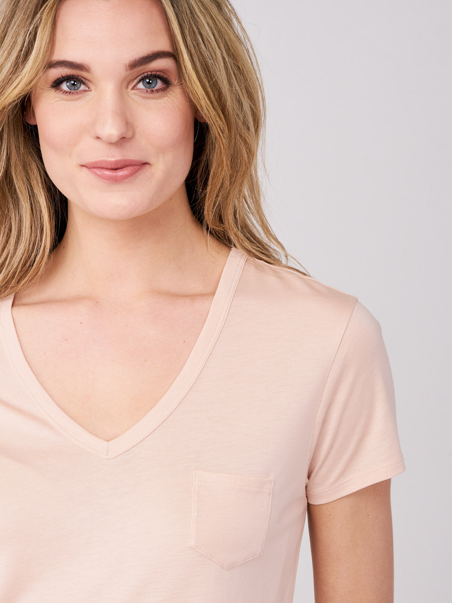 Basic dames T-shirt met V-hals en borstzak