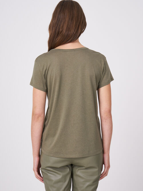 Women's basic V-neck T-shirt with chest pocket