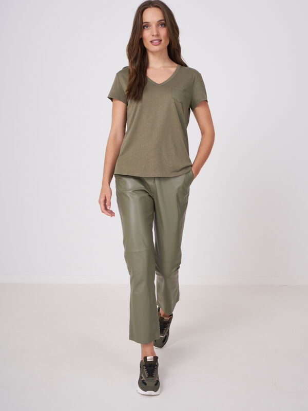 T-shirt basique pour femme &agrave; col en V et poche poitrine image number 3