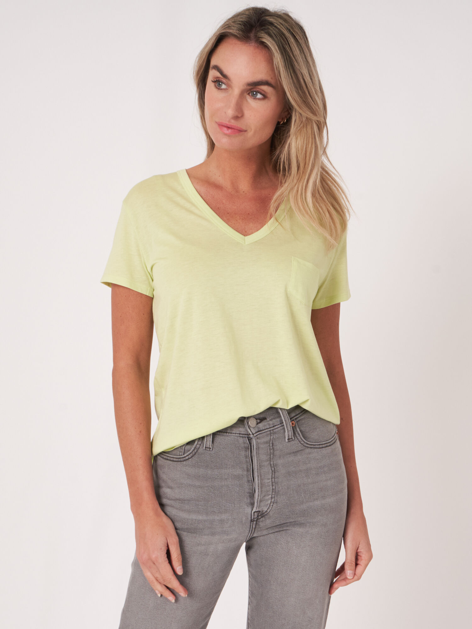 Basic dames T-shirt met V-hals en borstzak