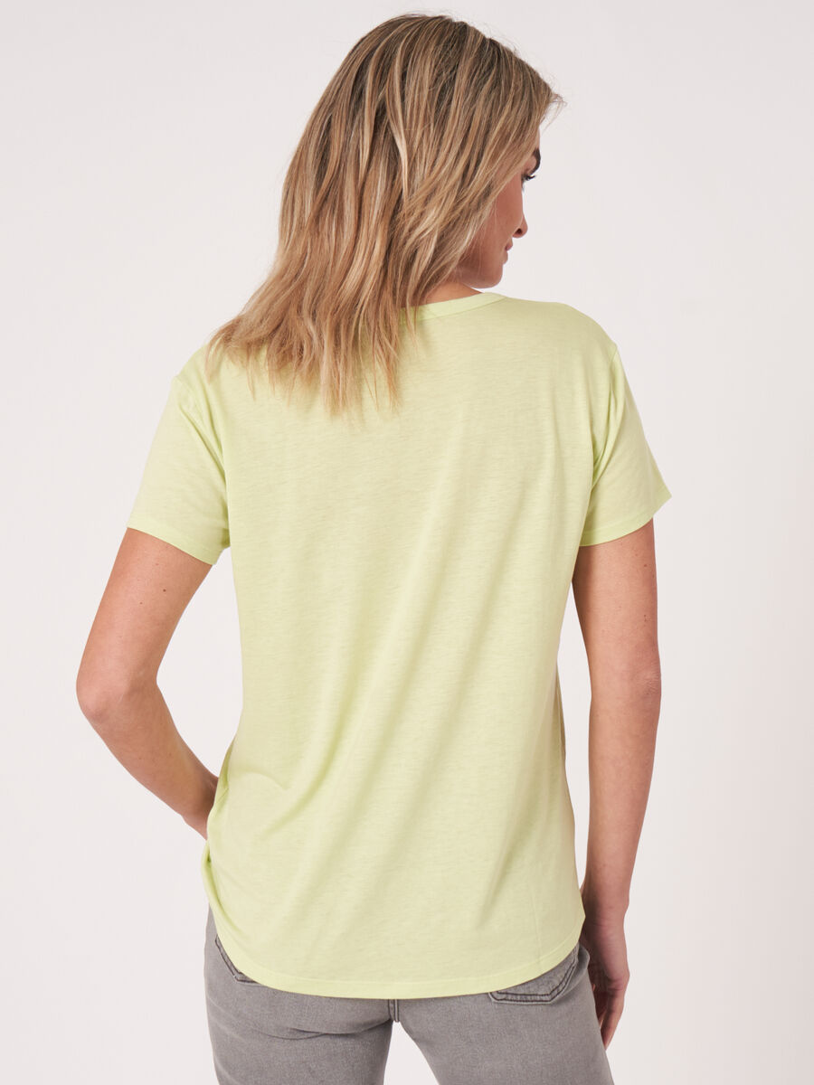Basic dames T-shirt met V-hals en borstzak image number 1