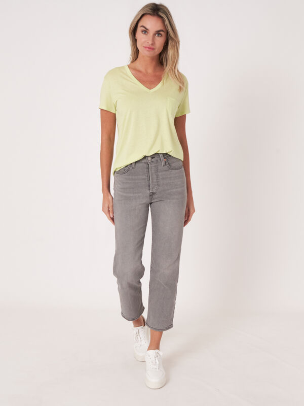 T-shirt basique pour femme à col en V et poche poitrine image number 4