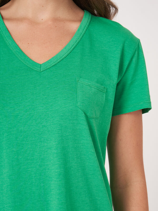  T-Shirt mit V-Ausschnitt und Brusttasche image number 3