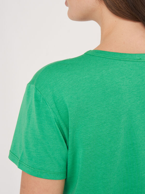  T-Shirt mit V-Ausschnitt und Brusttasche image number 4