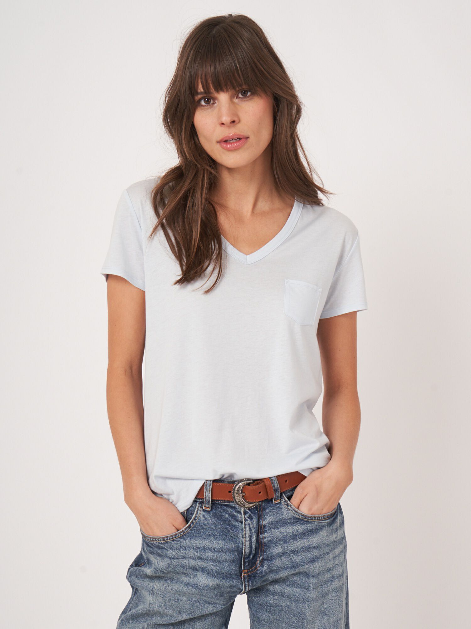 Basic dames T-shirt met V-hals en borstzak