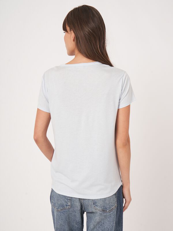 T-shirt basique pour femme à col en V et poche poitrine image number 4