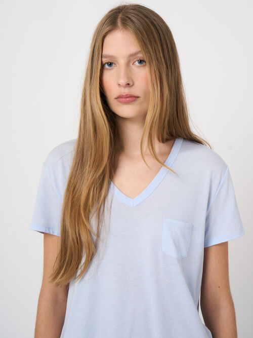 Lyocell&ndash;cotton blend  v-neck t-shirt with chest pocket