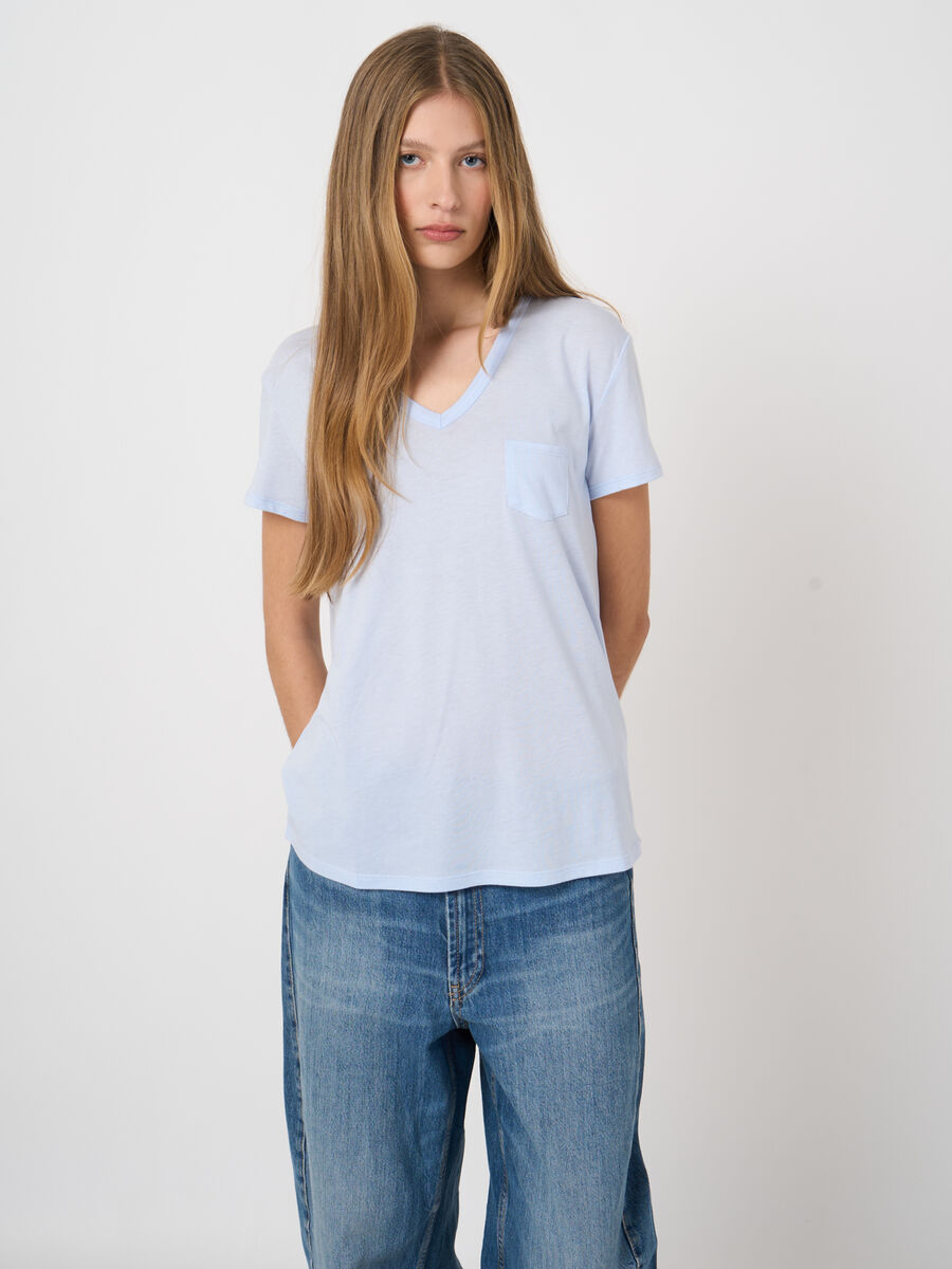 Lyocell&ndash;cotton blend  v-neck t-shirt with chest pocket image number 2