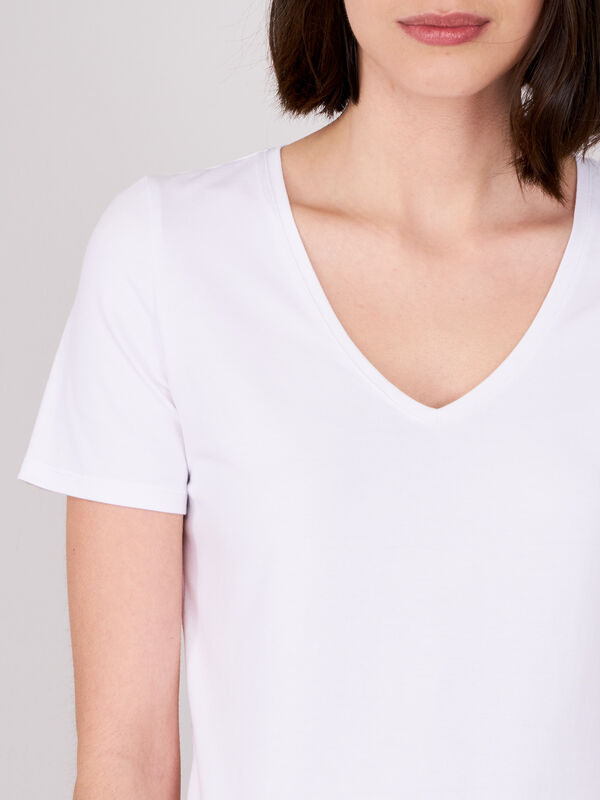Basic T-Shirt mit V-Ausschnitt aus Baumwolle image number 2
