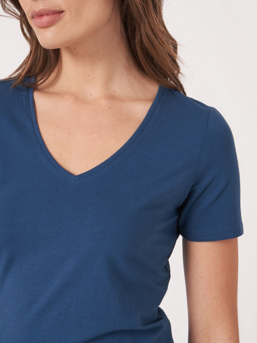 Basic T-Shirt mit V-Ausschnitt aus Baumwolle image number 2
