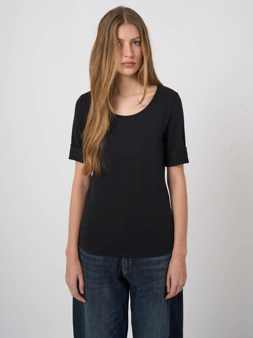Basic T-shirt with rolled up sleeves