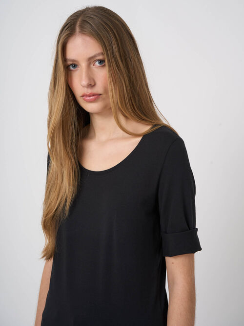 Basic T-shirt with rolled up sleeves