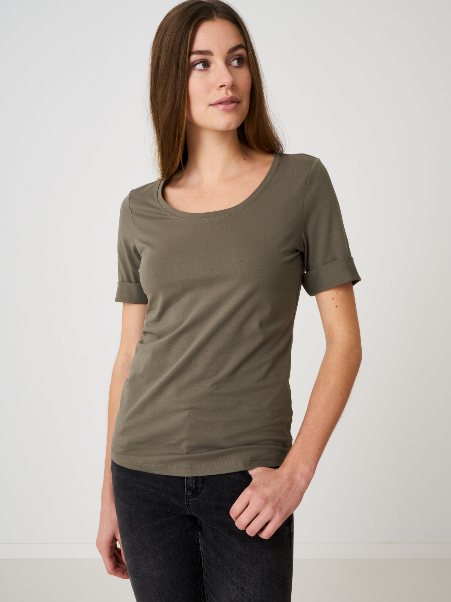 Basic T-shirt with rolled up sleeves