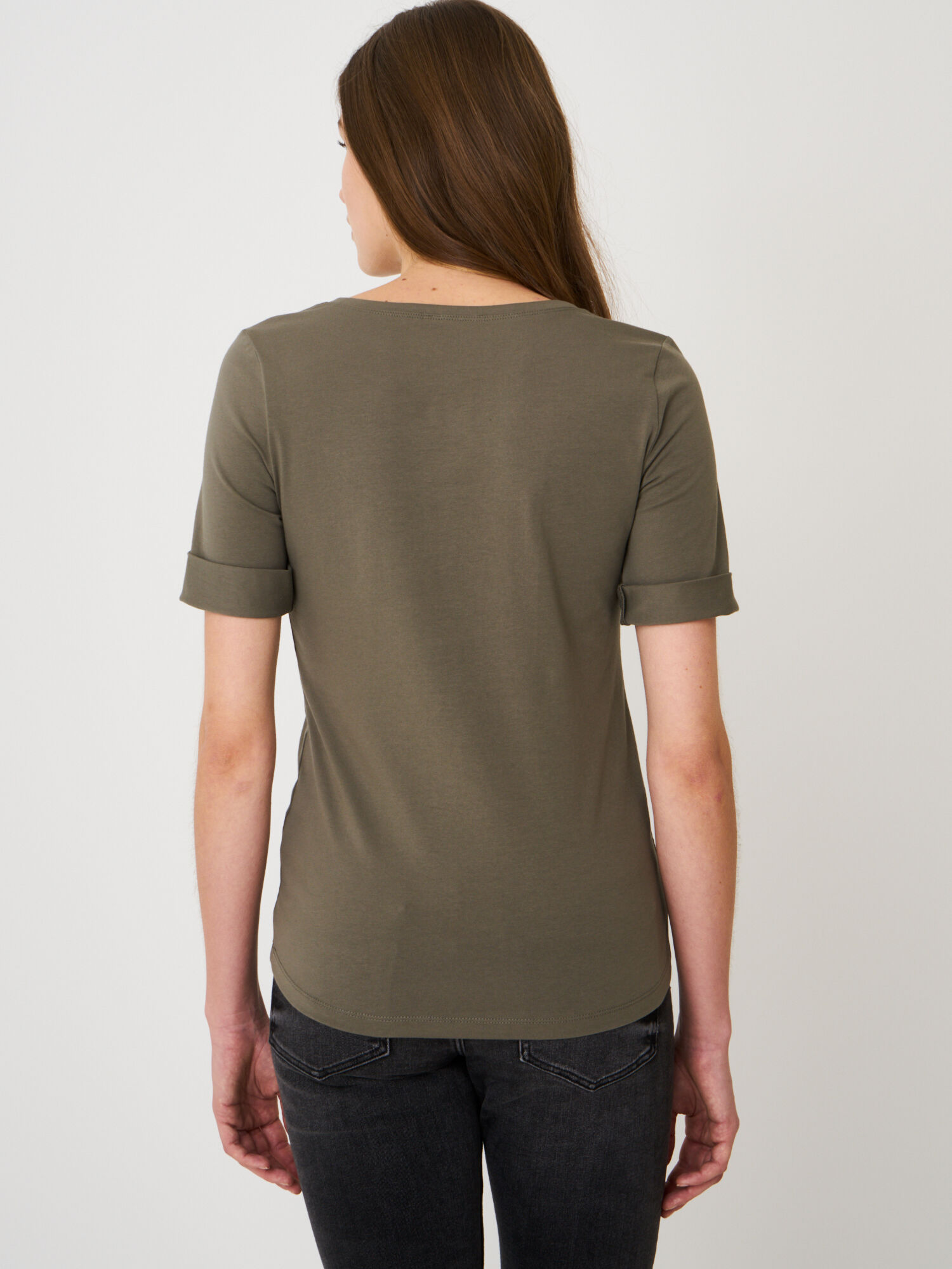 Basic T-shirt with rolled up sleeves