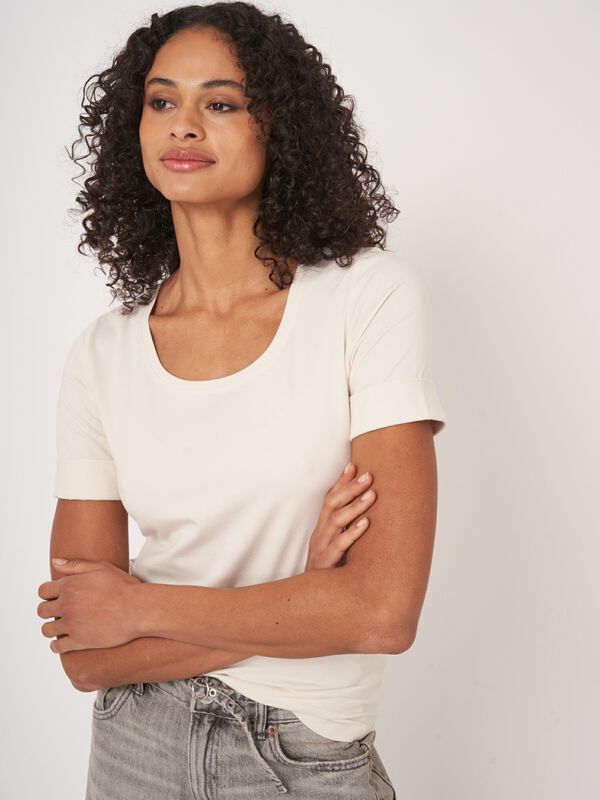 Basic T-Shirt mit aufgeschlagenen Ärmel aus Baumwolle image number 1