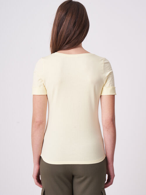 Basic T-shirt with rolled up sleeves