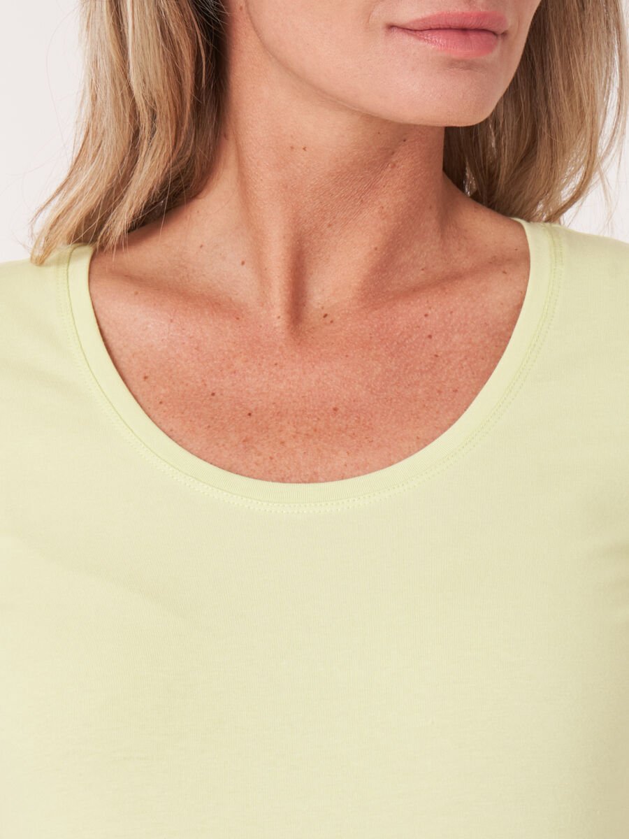 Basic T-Shirt mit aufgeschlagenen Ärmel aus Baumwolle image number 3