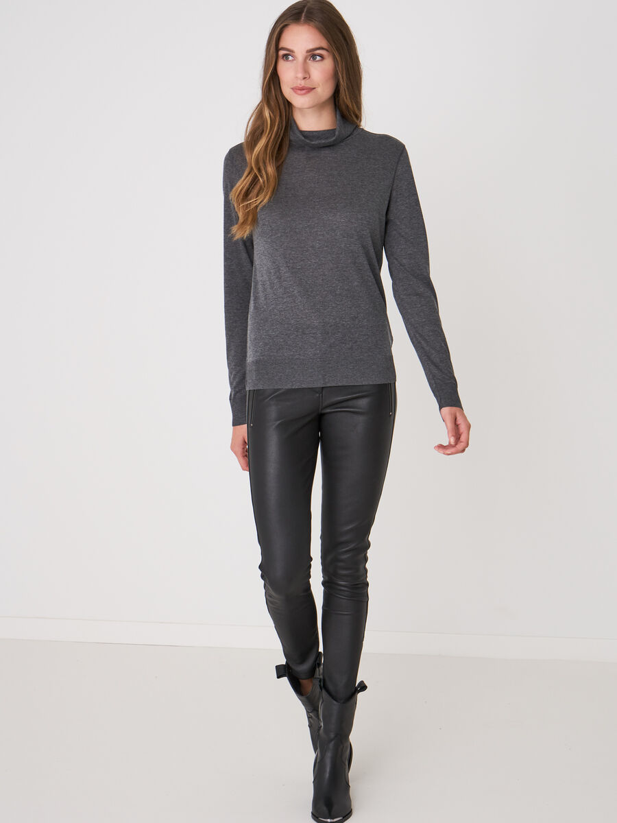 Long-sleeved turtleneck in high quality lyocell-cotton blend image number 3